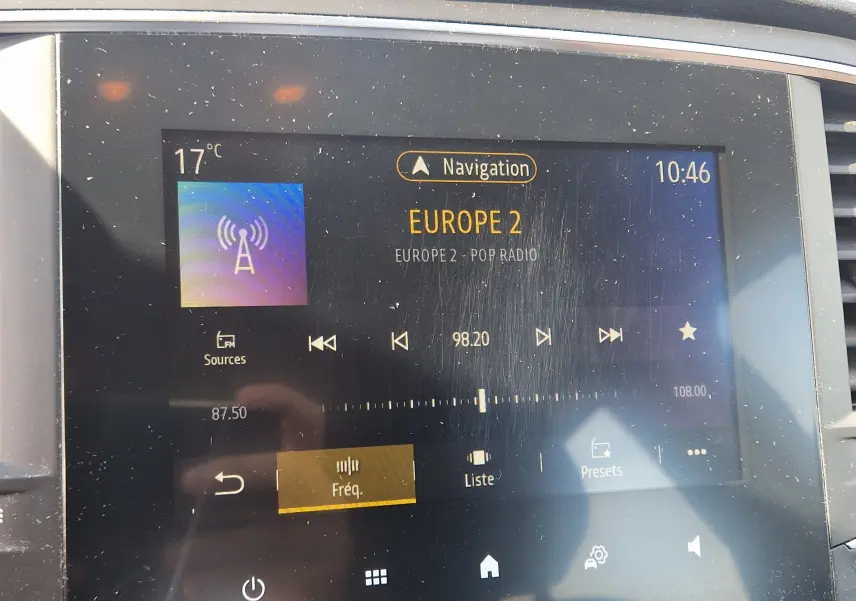 Écran tactile central de la Renault Mégane 1.5 Blue dCi 115 Evolution 2022, affichant la radio Europe 2 à 10h46.