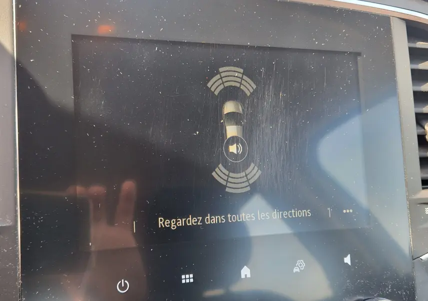 Écran central de la Renault Mégane 1.5 Blue dCi 115 Evolution 2022 affichant l'alerte de surveillance des angles morts.