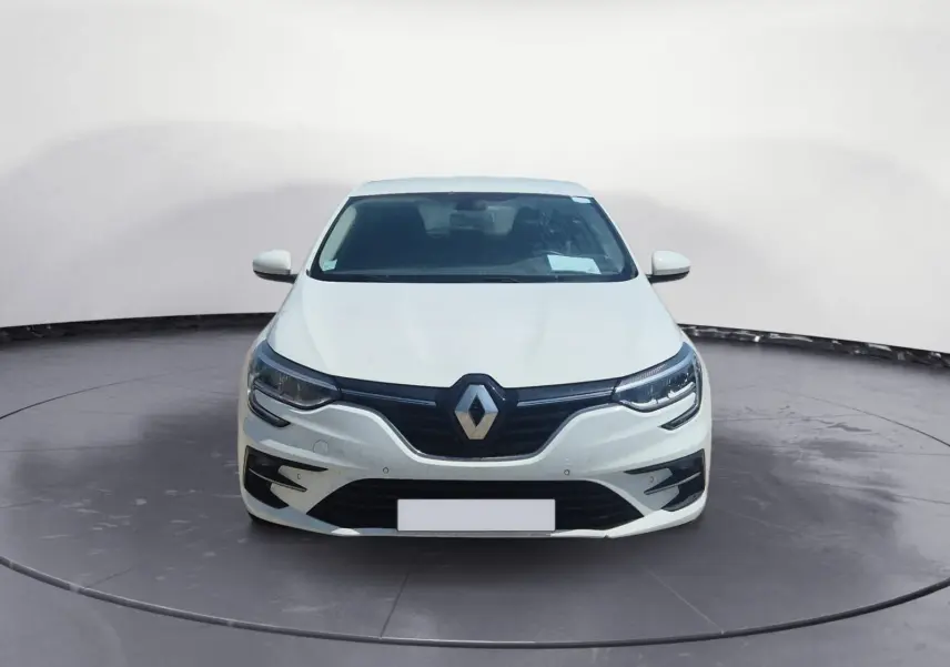 Vue avant d'une Renault Mégane 1.5 Blue dCi blanche 2022 avec feux LED et calandre noire brillante.