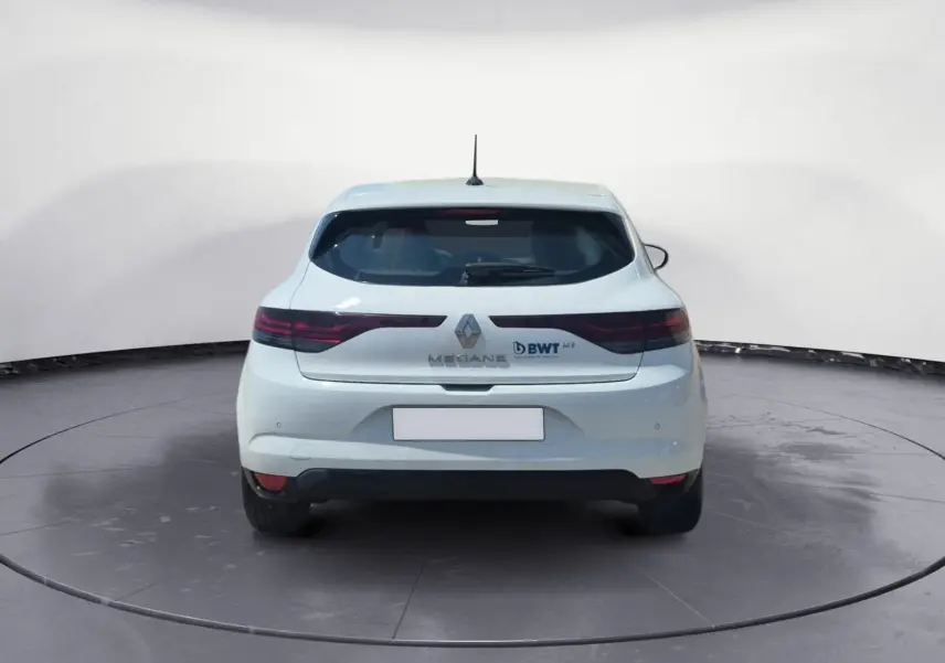 Coffre ouvert vu de l’arrière d’une Renault Mégane blanche 2022, avec intérieur de coffre noir et hayon relevé.