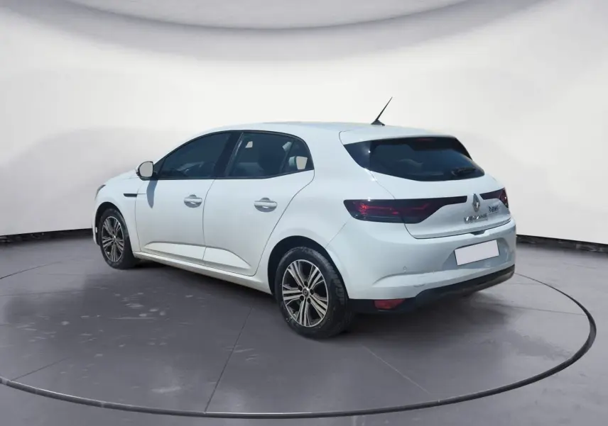 Vue arrière d'une Renault Mégane blanche 1.5 Blue dCi 115 Evolution de 2022, avec feux arrière LED étirés.