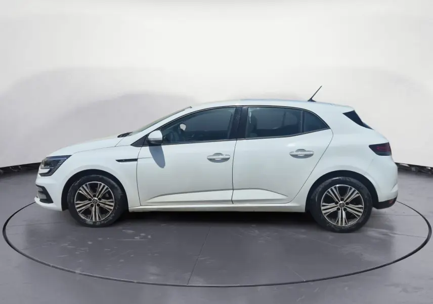 Renault Mégane blanche vue 3/4 arrière droit sur un parking, avec feux arrière LED et jantes alliage.