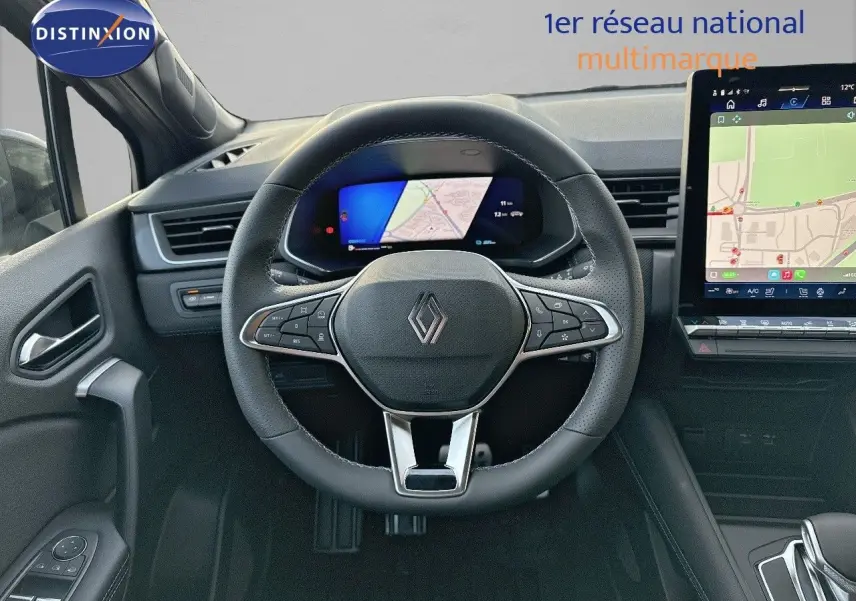 Vue intérieure centrée sur le volant Renault Symbioz 2024 avec tableau de bord numérique et écran tactile de navigation.