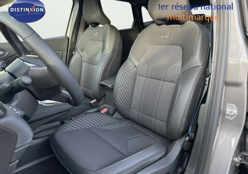 Intérieur montrant les sièges avant électriques gris cassiope du Renault Symbioz E-Tech 145 Esprit Alpine, côté droit ouvert.