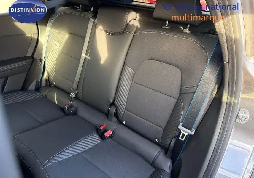 Vue du siège arrière droit en tissu noir avec surpiqûres bleues du Renault Symbioz gris Cassiope 2024 E-Tech 145 Esprit Alpine.