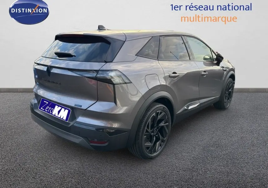 Vue 3/4 arrière droite du Renault Symbioz gris Cassiope 2024 avec jantes noires et hayon fermé.