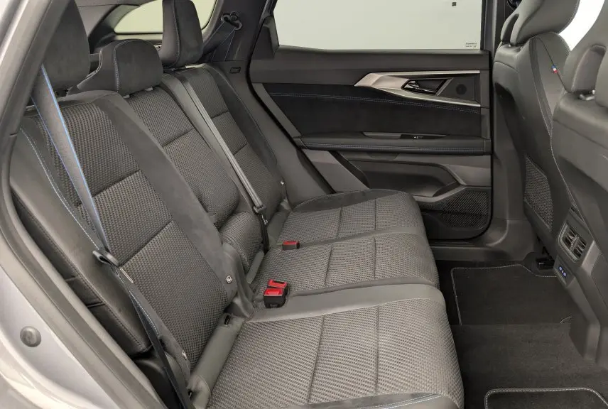 Vue côté gauche de la banquette arrière en tissu carbone et alcantara gris avec surpiqûres bleues du Renault Espace E-Tech 2025.