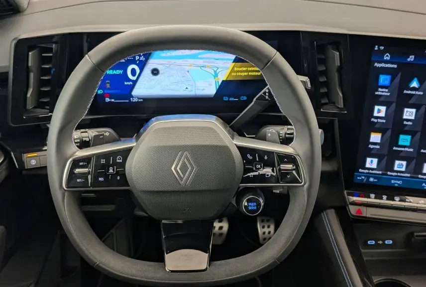 Vue intérieure du volant Renault Espace E-Tech 2025 avec tableau de bord numérique et écran tactile central.