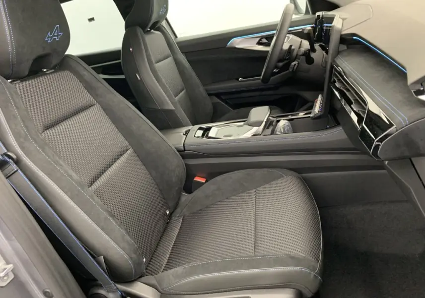 Intérieur côté conducteur du Renault Espace E-Tech gris, sièges alcantara noirs avec surpiqûres bleues et tableau de bord moderne.