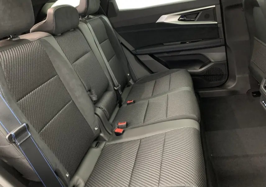 Vue latérale droite des sièges arrière en tissu carbone et alcantara gris avec surpiqûres bleues du Renault Espace E-Tech 2025.