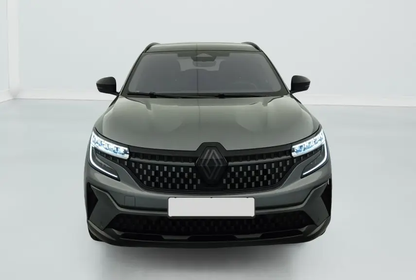 Vue frontale du Renault Espace E-Tech Full Hybrid 2025 en gris schiste avec calandre à damiers et feux LED allumés.