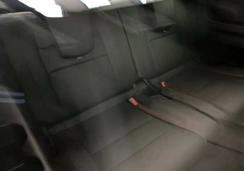 Vue rapprochée de la banquette arrière en sellerie mixte tissu carbone et alcantara noir du Renault Espace E-Tech 2025.