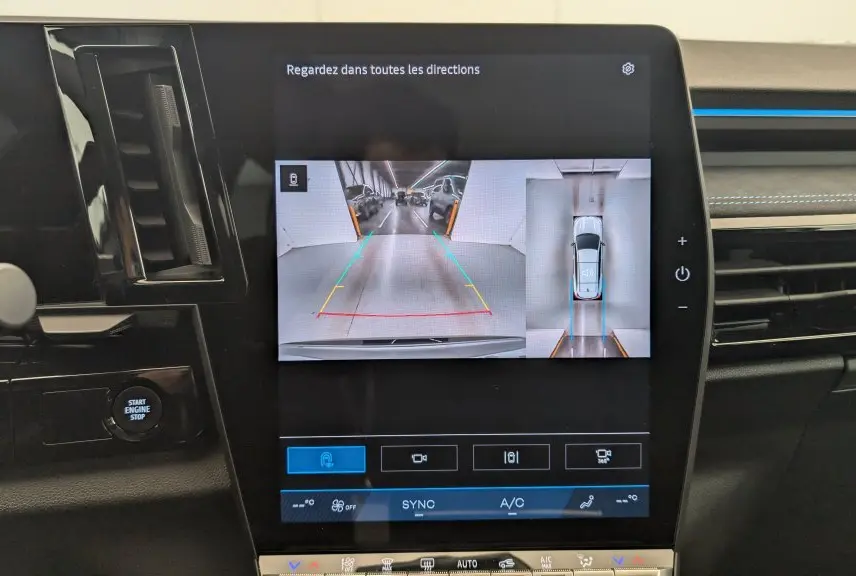 Écran central du Renault Espace E-Tech 2025 montrant la caméra 360° en mode vue arrière et vue du dessus.