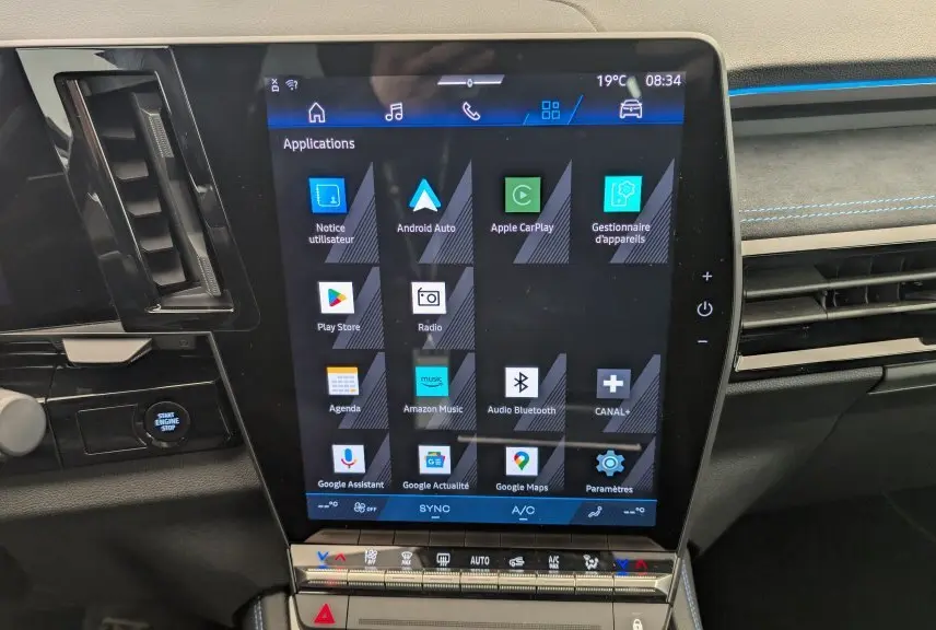 Écran tactile central du tableau de bord du Renault Espace E-Tech gris, avec interface multimédia visible en détail.