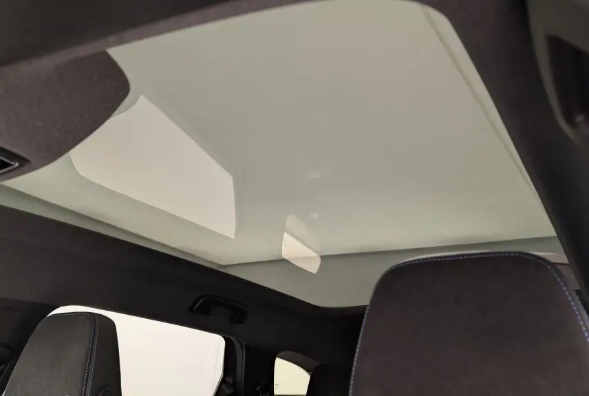 Toit panoramique fixe vu de l'intérieur arrière du Renault Espace E-Tech gris Schiste avec ciel de toit gris anthracite