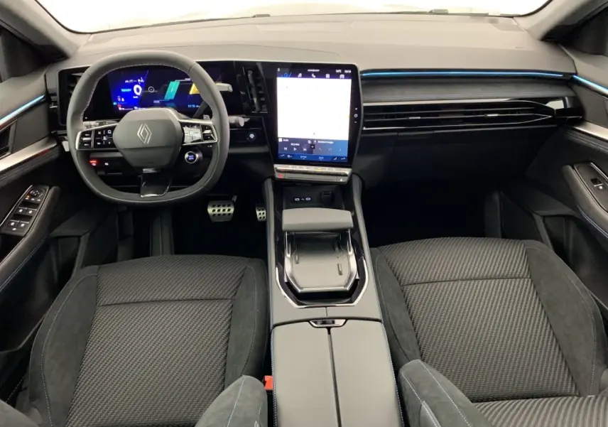 Intérieur Renault Espace E-Tech 2025 vu de face, sellerie alcantara noire avec surpiqûres bleues et écran tactile central vertical.
