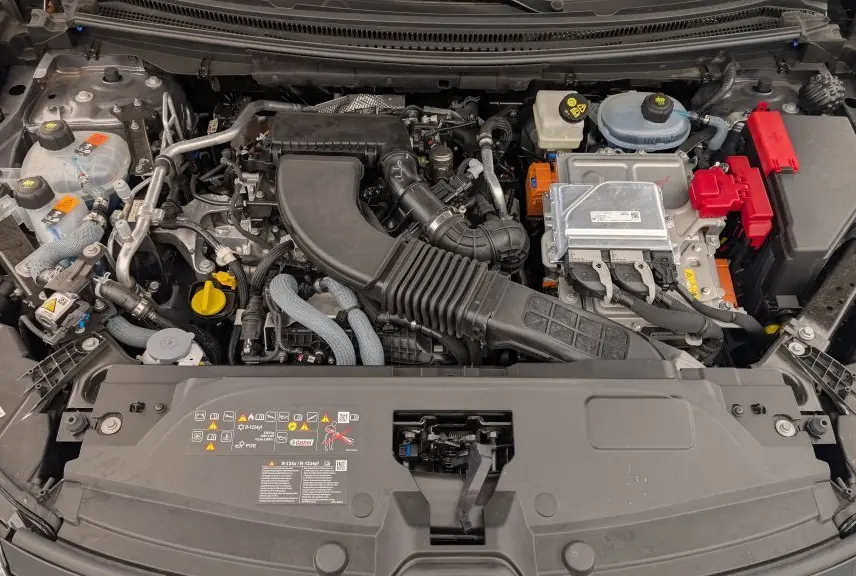 Vue plongeante sur le moteur hybride du Renault Espace 2025 gris schiste, montrant les composants techniques sous le capot.
