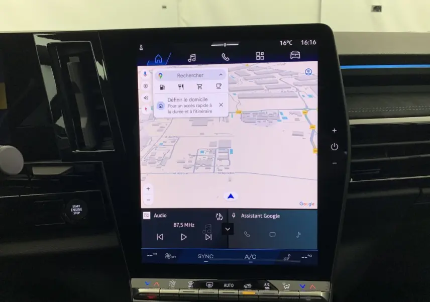 Écran tactile central du tableau de bord du Renault Espace E-Tech 2025 affichant la navigation Google Maps.