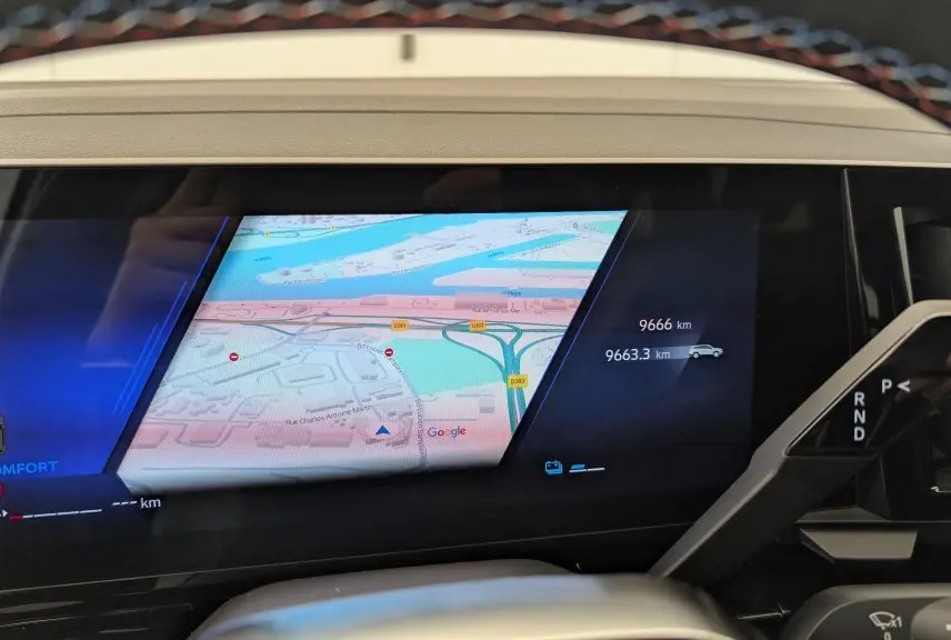 Tableau de bord numérique du Renault Espace E-Tech hybride 2025 avec navigation Google Maps et indicateurs de conduite