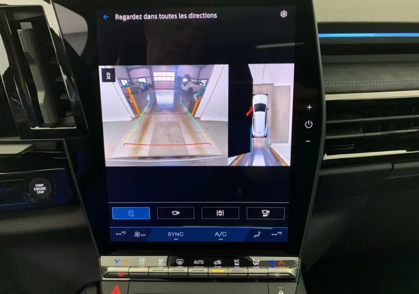 Écran tactile intérieur du Renault Espace E-Tech gris Schiste montrant la caméra 360° en marche arrière.