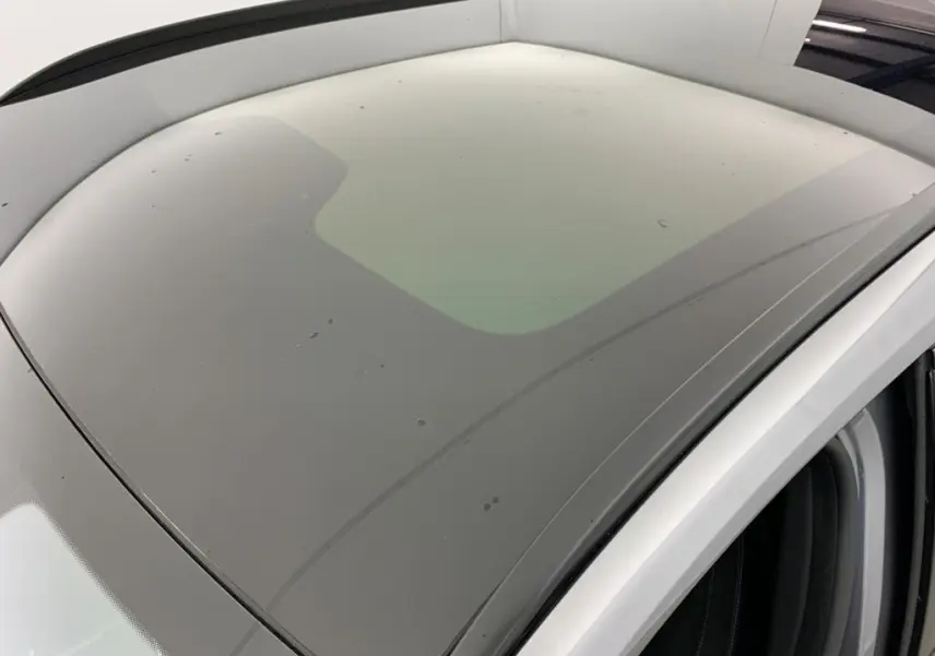 Toit panoramique en verre fixe du Renault Espace E-Tech gris schiste, vu en plongée depuis l'avant droit.