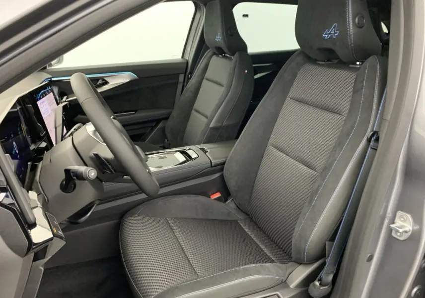 Vue intérieure côté conducteur du Renault Espace gris Schiste, sièges en tissu carbone et alcantara avec surpiqûres bleues esprit Alpine.