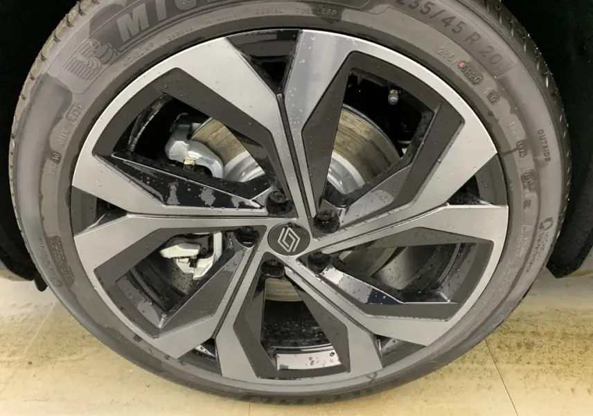 Gros plan sur la jante alliage 20'' Daytona diamantée noir du Renault Espace E-Tech gris Schiste avec pneu Michelin.