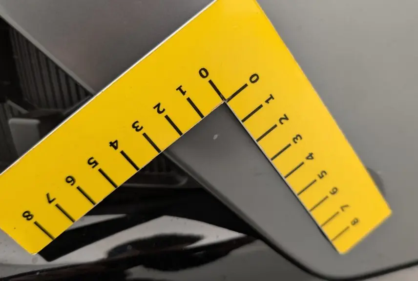 Gros plan sur une rayure sur la carrosserie gris schiste d'un Renault Espace E-Tech Full Hybrid 2025.