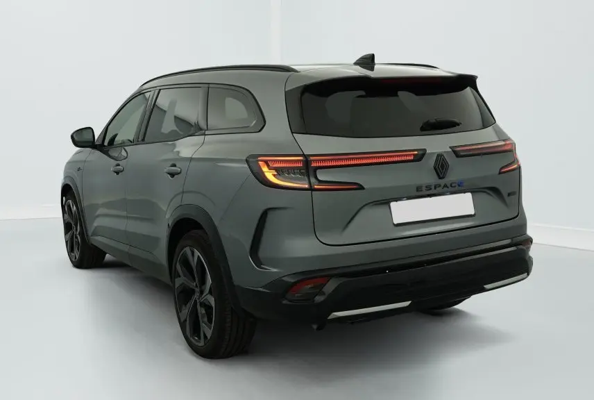 Vue 3/4 arrière droite d'un Renault Espace gris schiste avec feux arrière LED et jantes alliage 20'' Daytona noir diamanté