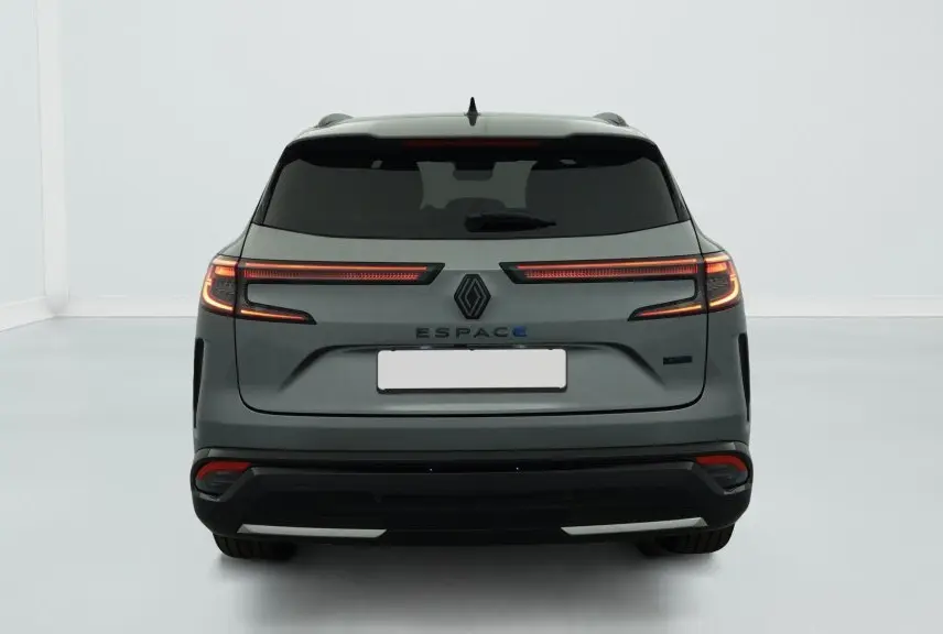Vue arrière d'un Renault Espace 2025 gris schiste avec feux LED allumés et logo central distinctif.