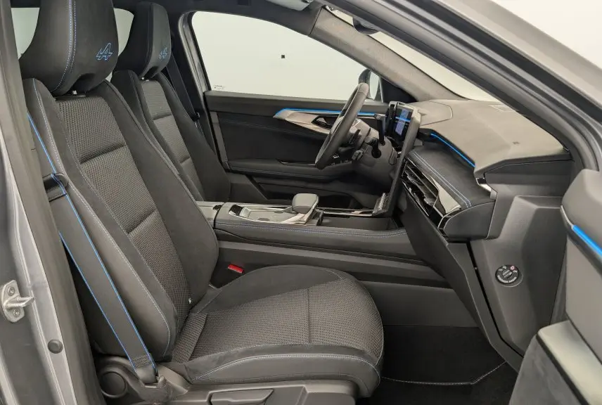 Vue intérieure côté conducteur du Renault Espace E-Tech gris avec sellerie tissu carbone et surpiqûres bleues esprit Alpine.