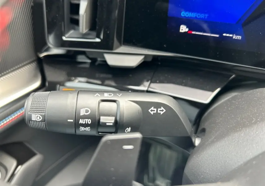 Gros plan sur la commande des phares et clignotants à gauche du volant dans l'habitacle du Renault Rafale noir 2025.