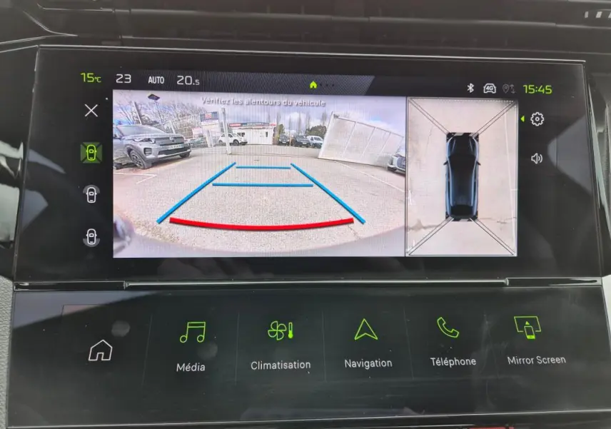 Écran tactile du cockpit numérique montrant la caméra de recul et la vue 360° du Peugeot 408 noir, version Hybrid GT 2024.