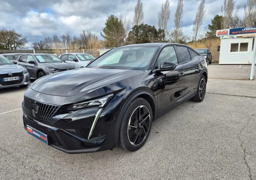 Peugeot 408 Hybrid noir vue 3/4 avant droit, avec jantes alliage 19 pouces et calandre distinctive GT.
