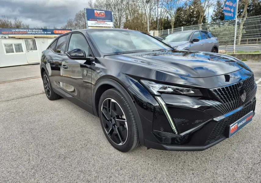 PEUGEOT 408 Hybrid noir en 3/4 avant droit, avec jantes alliage 19 pouces et calandre distinctive GT.