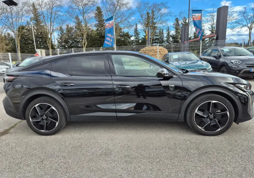 Peugeot 408 Hybrid noir vue de profil côté gauche, avec jantes alliage noires et vitres teintées.