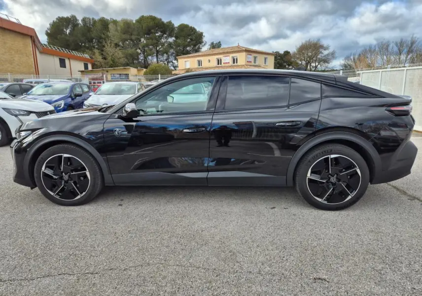 Peugeot 408 Hybrid noir vue de profil côté gauche, avec jantes alliage noires et lignes fluides modernes.