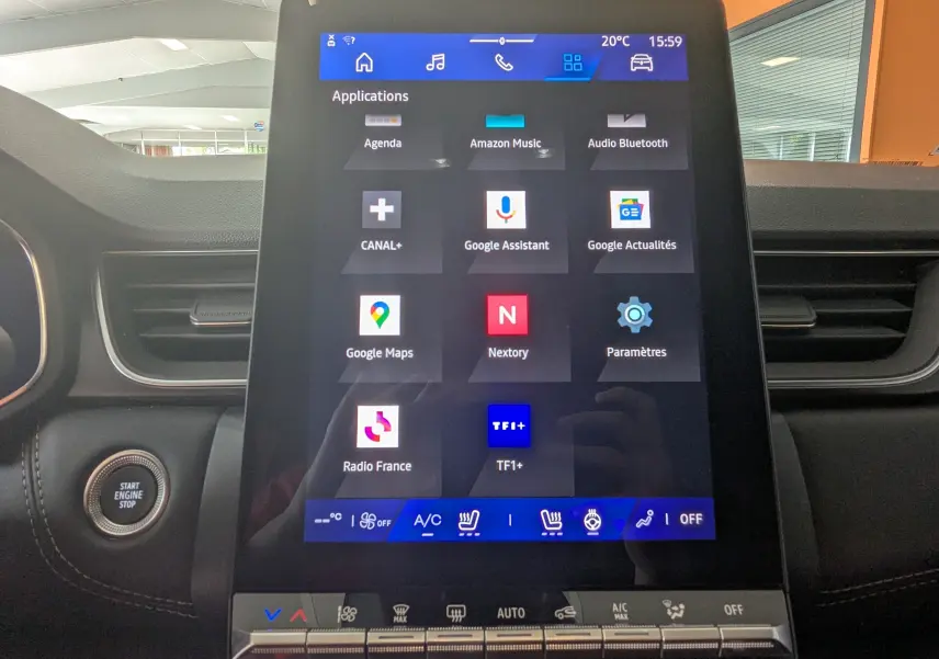 Vue rapprochée de l’écran tactile central du tableau de bord du Renault Symbioz gris cassiopée, affichant les applications connectées.
