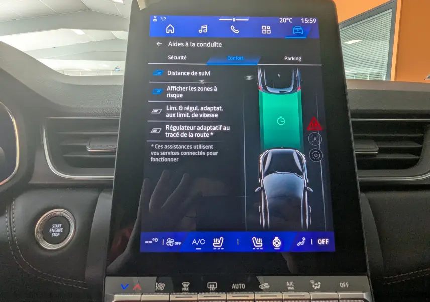 Écran tactile central du Renault Symbioz E-Tech Full Hybrid 145 Iconic montrant les aides à la conduite, intérieur noir.