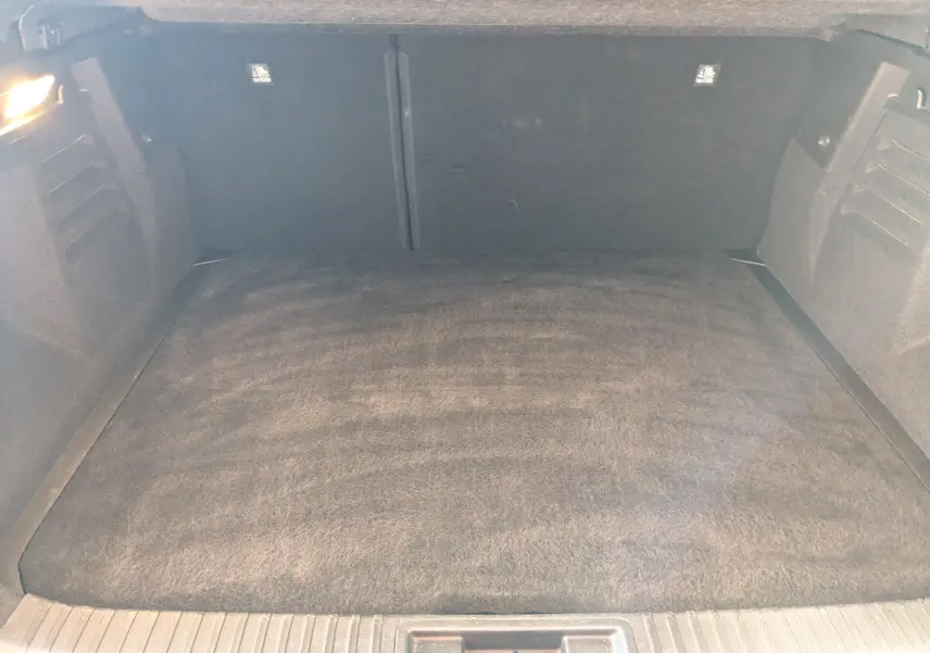 Coffre spacieux et propre du Renault Symbioz E-Tech Full Hybrid 145 Iconic, vue intérieure sans chargement.