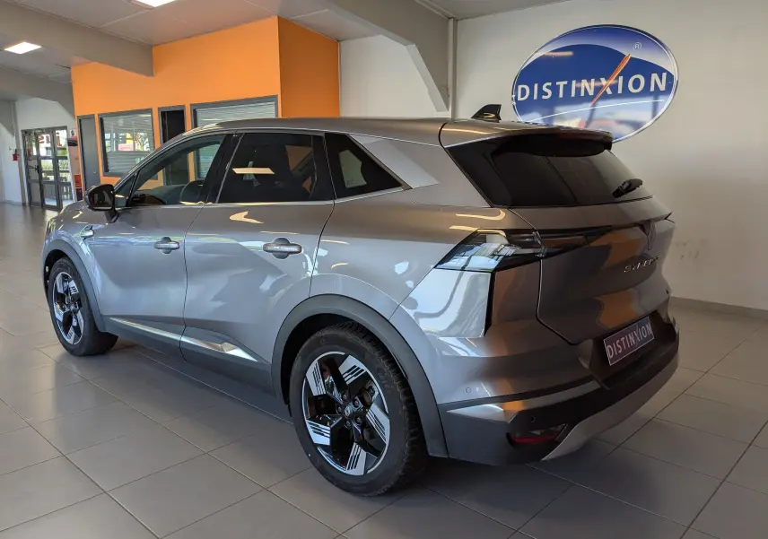 Vue 3/4 arrière droite du Renault SYMBIOZ E-TECH Full Hybrid gris cassiopée avec jantes bi-ton et vitres teintées.