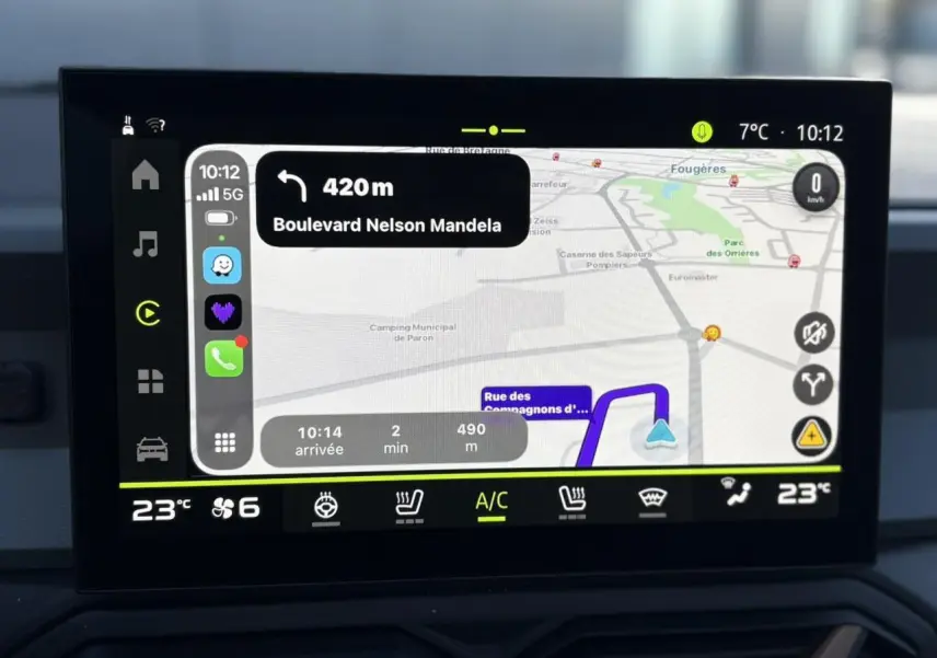 Écran tactile 10,1" du système de navigation connecté du Dacia Bigster, affichant un itinéraire et commandes climatisation.