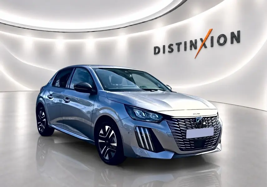 Peugeot 208 1.2 100 Allure gris Artense vue 3/4 avant droit dans un showroom lumineux Distinxion.