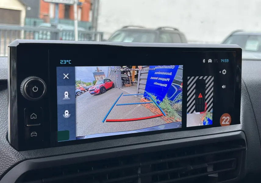 Écran multimédia affichant la caméra de recul du Citroën Jumpy Fourgon gris acier, vue arrière avec guidage de trajectoire.