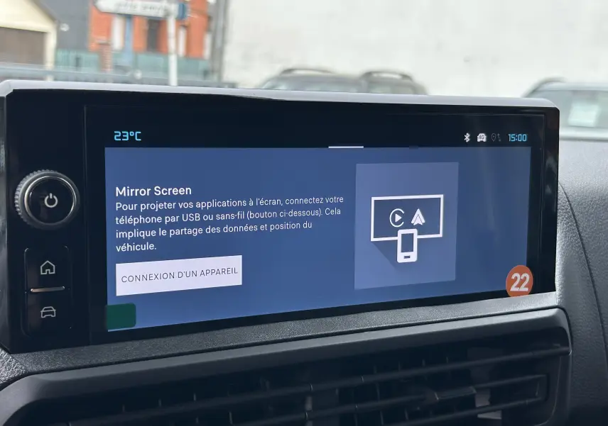 Écran tactile central du tableau de bord du Citroën Jumpy Fourgon 2025 affichant la fonction Mirror Screen.