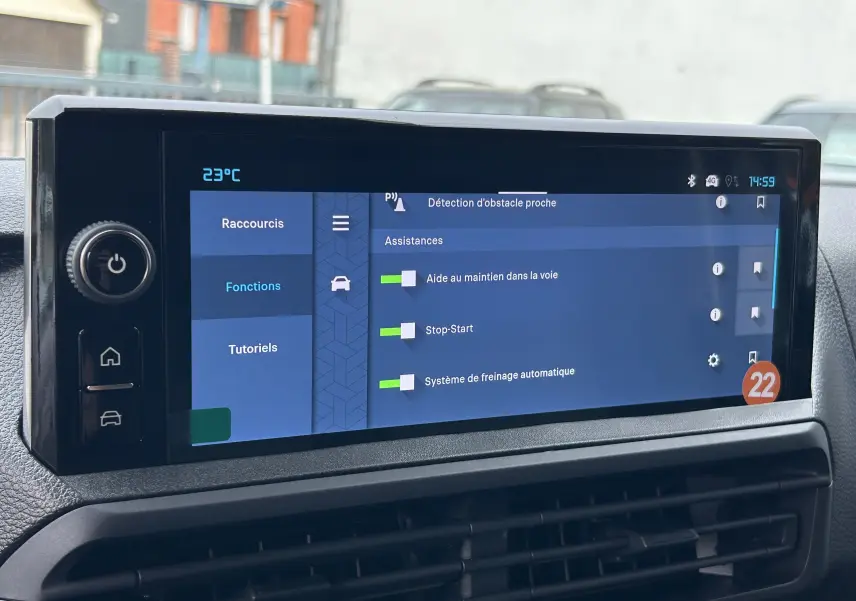 Écran tactile central du Citroën Jumpy Fourgon 2025 affichant les assistances à la conduite, intérieur noir.