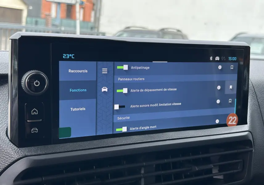 Écran tactile central du tableau de bord du Citroën Jumpy Fourgon gris acier, affichant les réglages d'aide à la conduite.