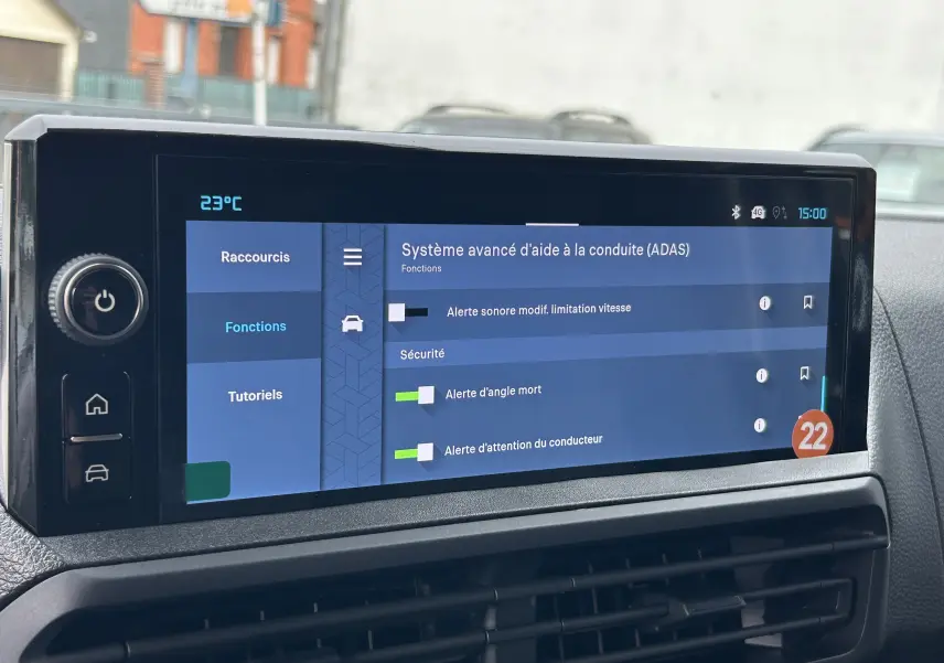 Écran tactile du système d'aide à la conduite dans un Citroën Jumpy Fourgon 2025, tableau de bord noir.
