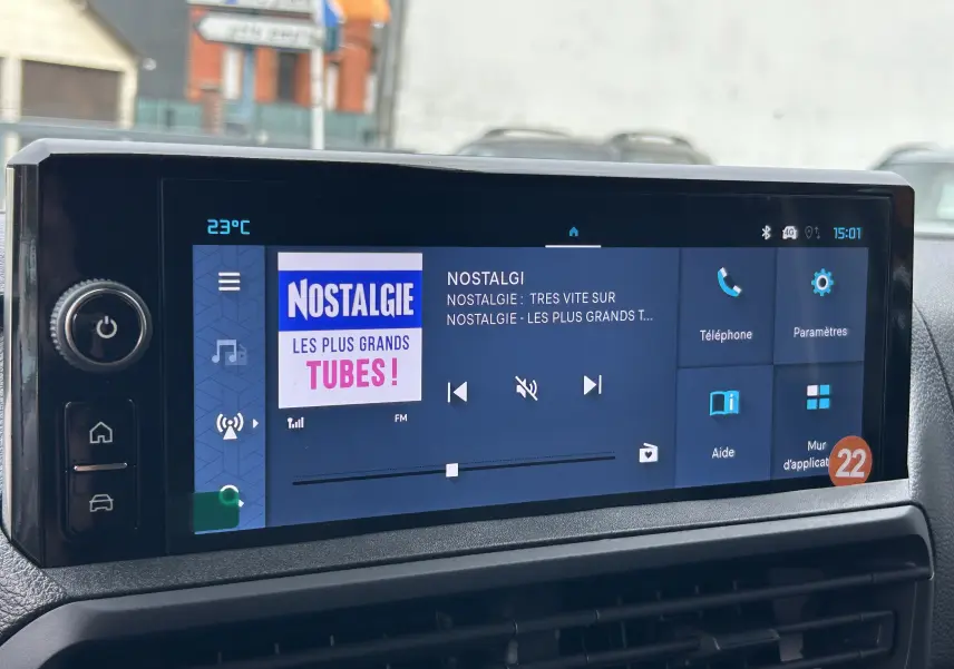 Écran tactile central du Citroën Jumpy Fourgon 2025 affichant la radio Nostalgie en intérieur noir.