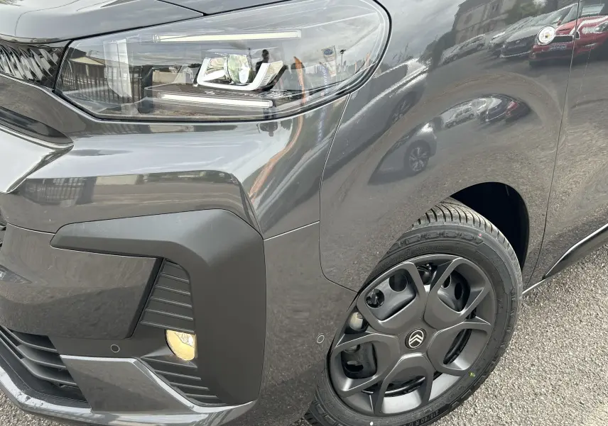 Gros plan sur l'avant droit gris acier du Citroën Jumpy Fourgon 2025, avec phare LED et jante noire au design moderne.